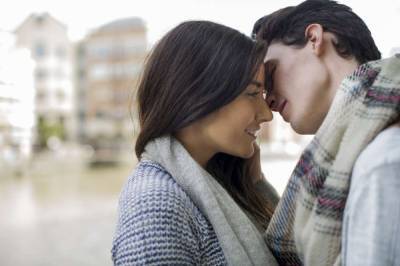 На 400 евро оштрафовали влюбленную пару за поцелуй без масок в Италии