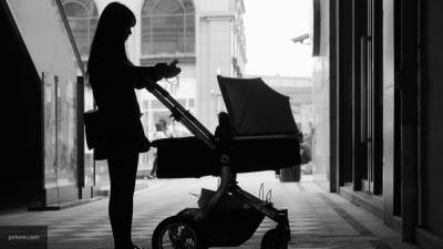 Брошенного в коляске младенца нашли в петербургской парадной
