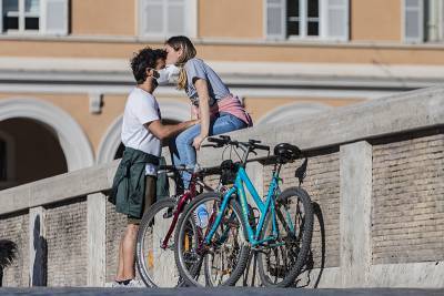 Новые правила: семейную пару в Италии оштрафовали за поцелуй на улице