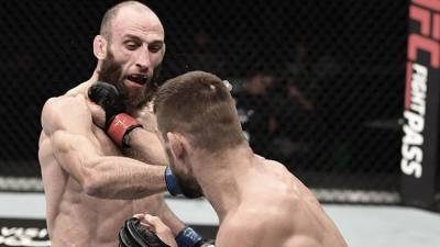 Боец UFC не согласился с решением судей, отдавшим ему победу