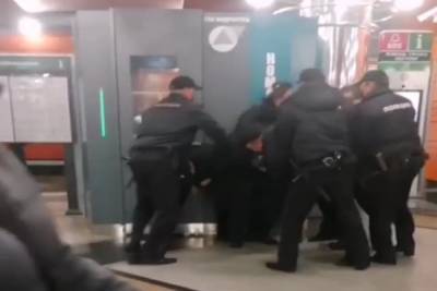 Семеро полицейских наказали петербуржца за отказ надеть маску
