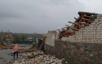 В Кропивницком ураган сорвал крыши с домов — есть пострадавшие (ФОТО+ВИДЕО)