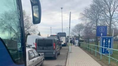 На границе Украины с Венгрией образовалась очередь из сотен авто