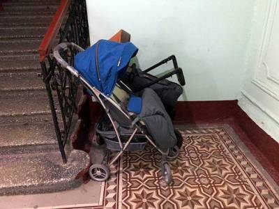В центре Петербурга нашли брошенную коляску с младенцем