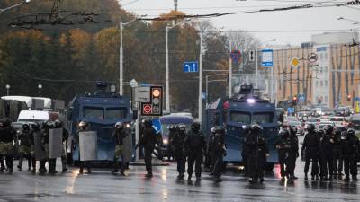 В разные районы Минска стянули силовиков и спецтехнику