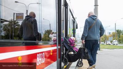 Жительница Челябинска едва не попала под сошедший с рельсов трамвай