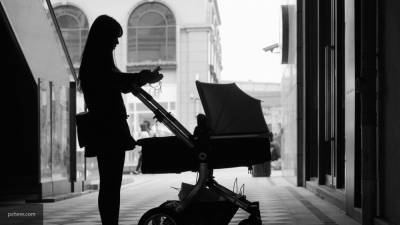 Петербурженка обнаружила в парадной брошенную коляску с младенцем