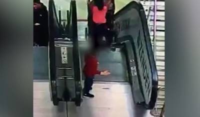 Двое детей упали с эскалатора в московском ТЦ