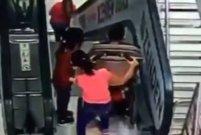 В МВД проверяют видео с падением с эскалатора ребёнка с детской коляской