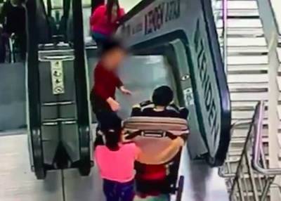 Двое детей упали с эскалатора в столичном торговом центре