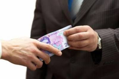 В Киевской области кандидат на должность в ОТО раздавал "поздравительные" конверты с деньгами