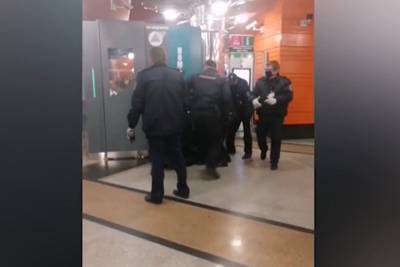 В метро Петербурга отряд полиции окружил мужчину без маски
