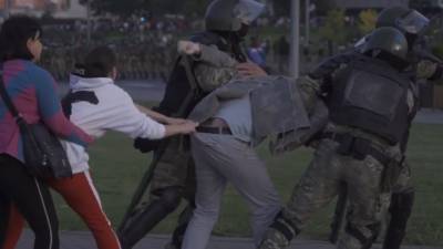 Минчанка украла рацию у военного во время акции. Видео