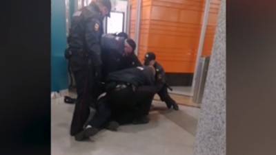 В полиции Петербурга прокомментировали жёсткое задержание на "Беговой"