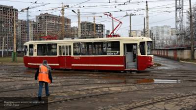 Жительницу Челябинска едва не сбил сошедший с рельсов трамвай