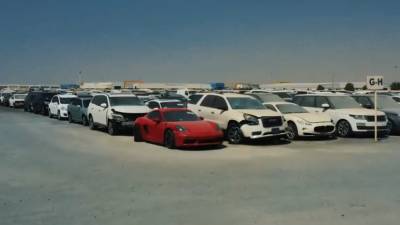 Кладбище дорогих машин: в Дубае на одной из стоянок пылятся спортивные авто