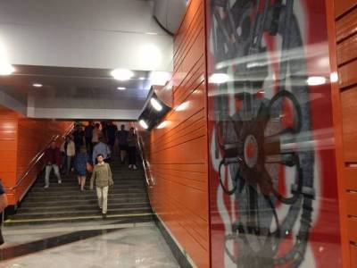 Соцсети: в метро Петербурга полиция избила мужчину без маски (видео)