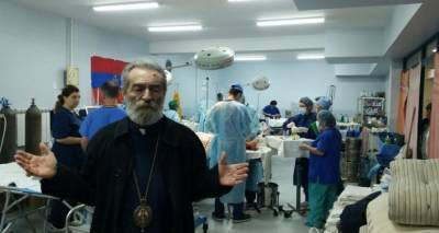 Кадр дня! "Спаси и сохрани", или Архиепископ Паргев в карабахском госпитале