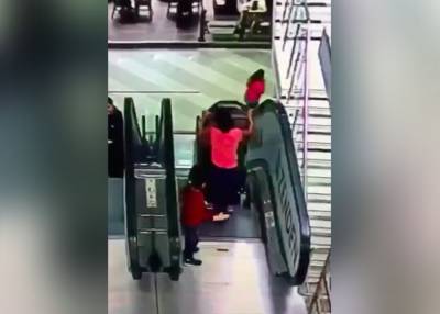 СК начал проверку после падения детей с эскалатора в столичном торговом центре
