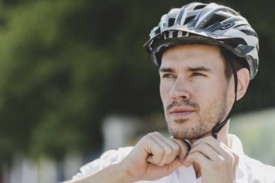 В Украине требуют обязать велосипедистов использовать шлемы