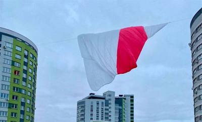 В одном из районов Минска пытались поднять огромный бело-красно-белый флаг — фотофакт