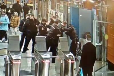 Полицейские применили силу к отказавшемуся надеть маску в метро петербуржцу