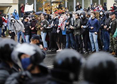 Протестующие в Минске бросают камни в силовиков