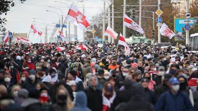 Силовики в Минске начали применять спецсредства для разгона протестующих