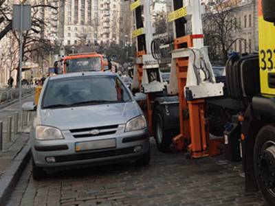 В центре Киеве автомобиль депутата увезли на эвакуаторе