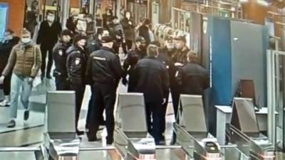 Противостояние полиции и пассажира без маски в метро Петербурга попало на видео