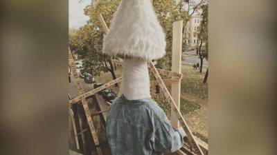 На Васильевском острове прошел необычный перформанс в исполнении художницы в костюме гриба