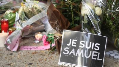 В Париже тысячи людей собрались на митинг памяти убитого учителя