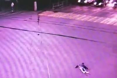 Появилось видео аварии, в которой сбили пьяного пешехода в центре Твери