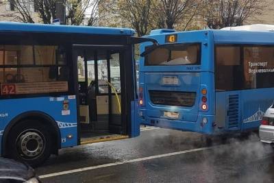 После аварии в центре Твери автобус остался без заднего стекла