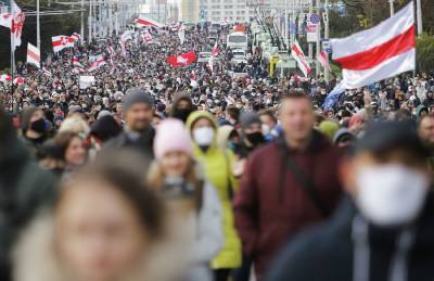 В Минске силовики снова разгоняют митингующих, используя спецсредства