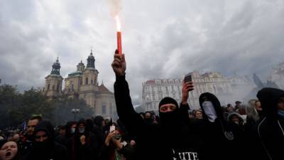 В Праге протест против карантинных мер завершился столкновениями