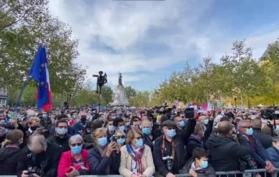 Тысячи французов вышли на улицы почтить память убитого чеченцем учителя