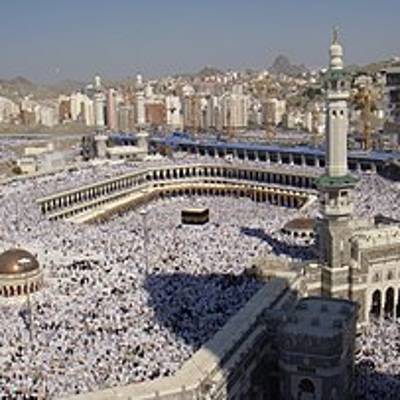 Власти Саудовской Аравии разрешили проведение молитв внутри Большой мечети аль-Харам