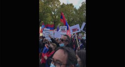 К акции армян в Париже в поддержку Карабаха присоединились курды и киприоты. Видео