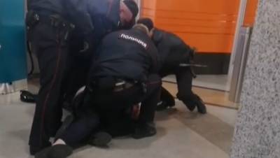 Полицейские в петербургском метро жестко задержали мужчину без маски