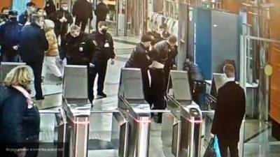 Задержание пассажира без маски в петербургском метро попало на видео