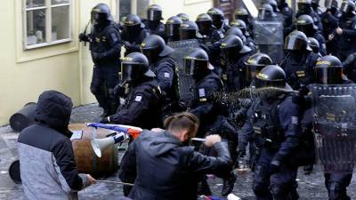 Полиция в Праге применила спецсредства против спортивных фанатов
