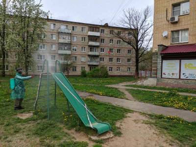 В Смоленске дезинфицируют дома и детские площадки