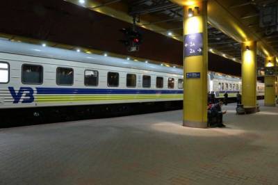 В Укрзализныце отменили поезда с ряда станций из-за нового карантинного зонирования