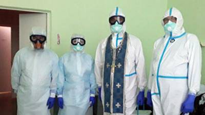 Священники Кубани получили защитные костюмы для посещения больных COVID