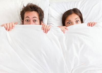 Что делать, если партнерша в постели слишком громко визжит от наслаждения?