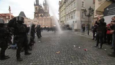 Вода и газ: пражская полиция против футбольных фанатов