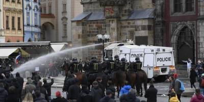 В Праге полиция водометами разогнала протестующих против карантина
