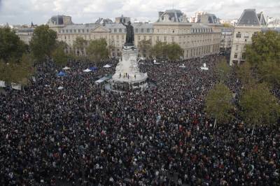 В Париже прошла акция памяти убитого во время теракта учителя