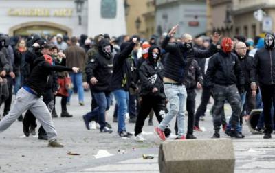 Беспорядки на акции против карантина в Праге: полиция задержала более 150 человек